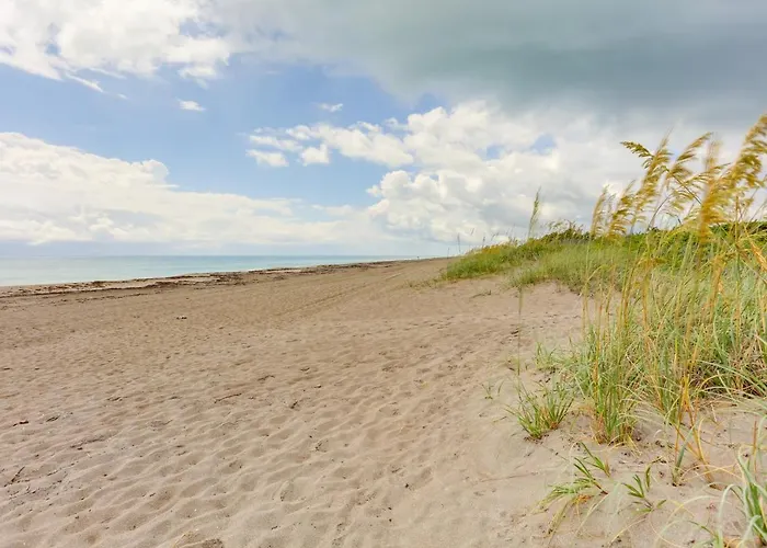 Idyllic Fort Pierce Retreat - Walk To Beach!