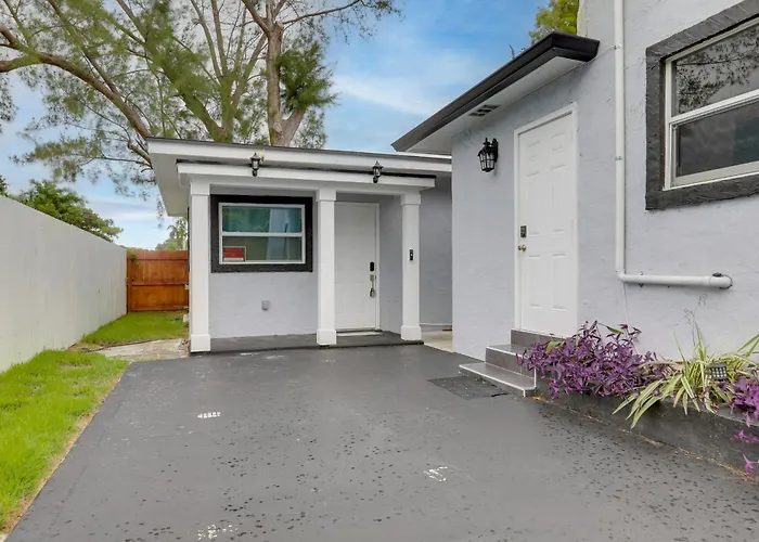 4 Mi To Beach & Rosemary Square: Convenient Home